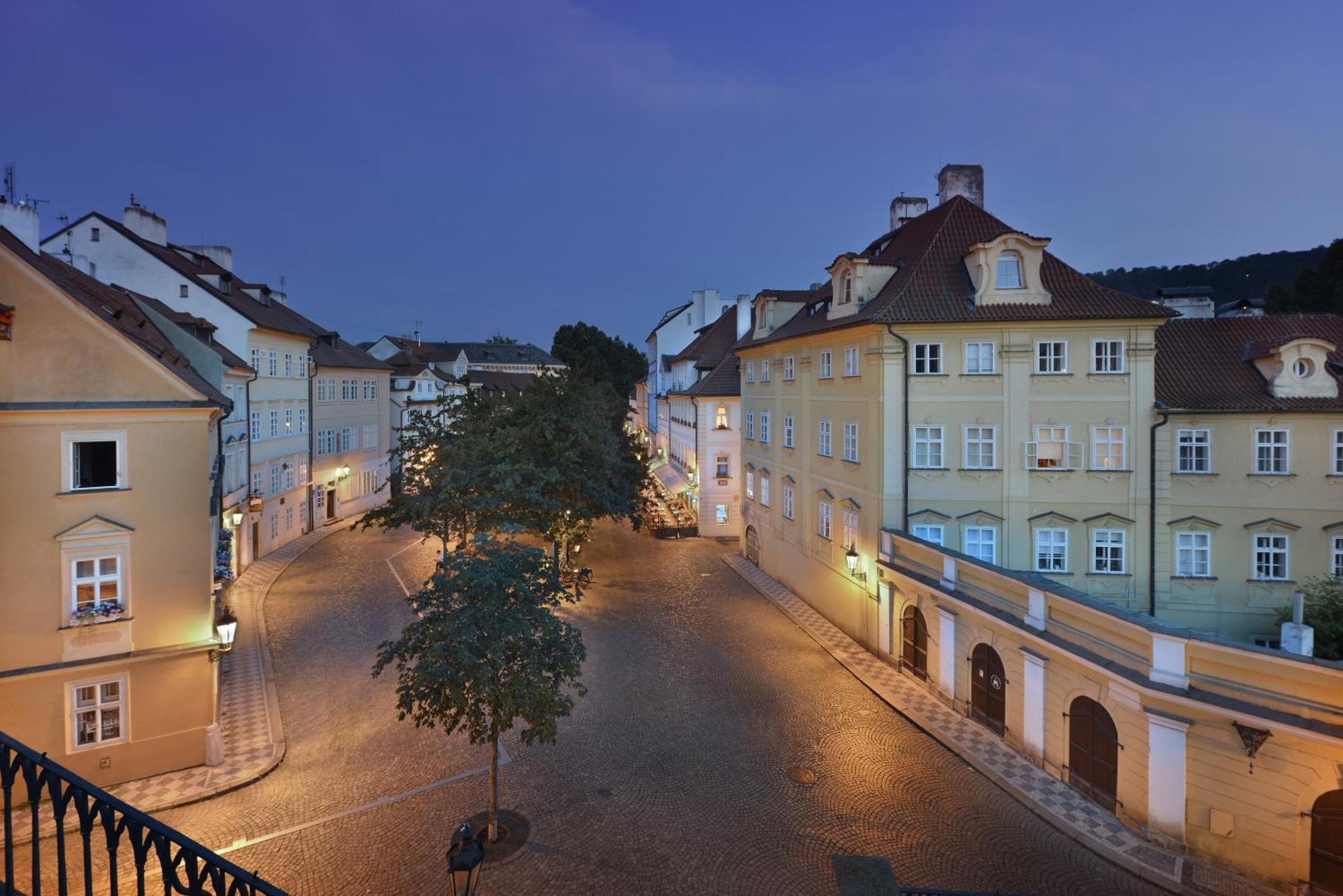 Hotel At The Golden Scissors Прага Экстерьер фото