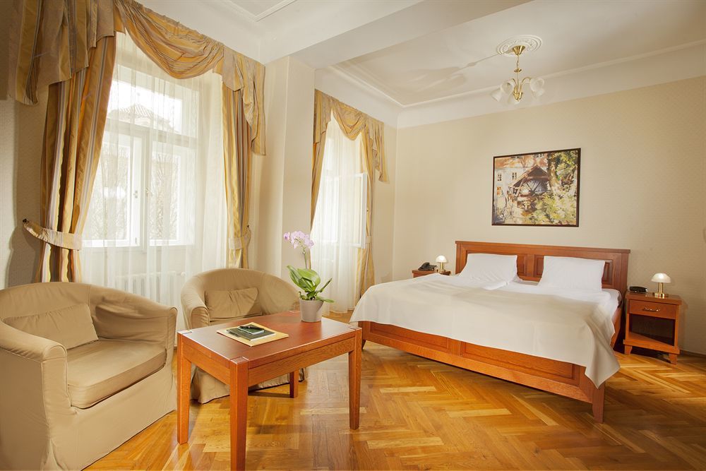 Hotel At The Golden Scissors Прага Экстерьер фото