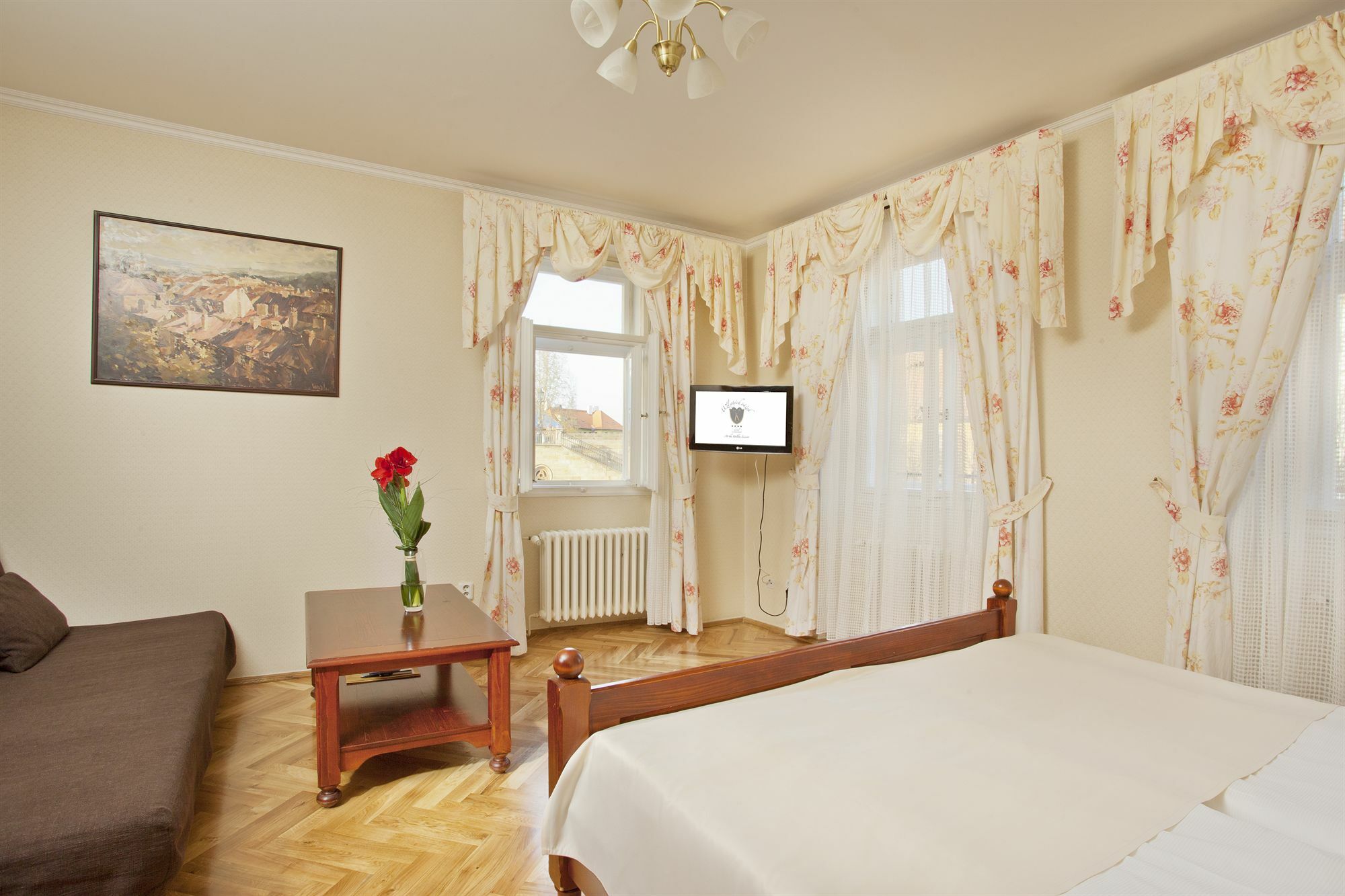 Hotel At The Golden Scissors Прага Экстерьер фото